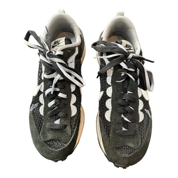 Nike Black and White Athletic Shoes - Picture 4 of 11